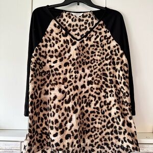 🐆 Charming Charlie Leopard Print V-Neck Raglan Top Black Sleeves Size S
